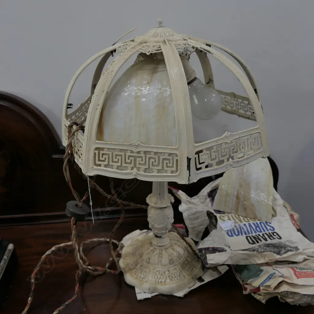 TIFFANY STYLE METAL SIDE LAMP WITH GLASS PANELS Image 1++