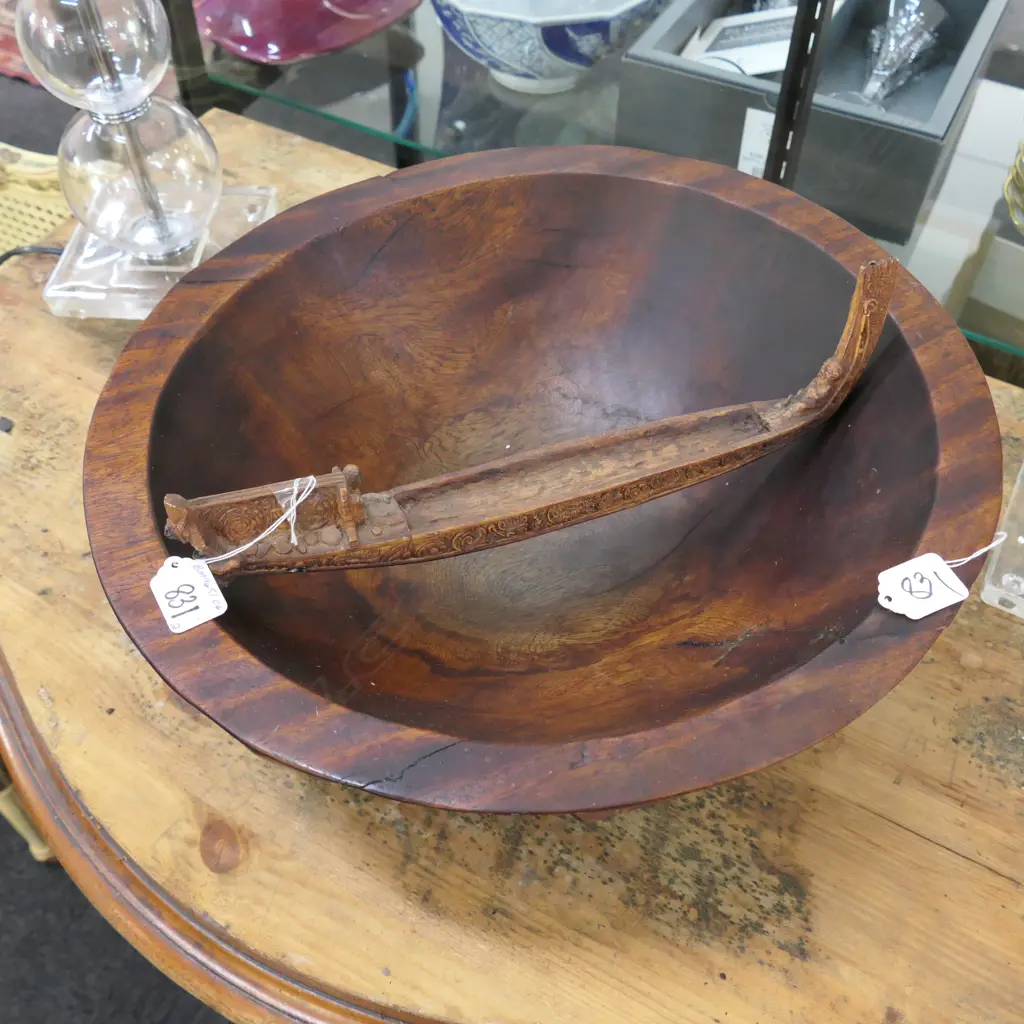 FIJIAN KAVA BOWL (6 LEGS) + RESIN CARVED WAKA Image 1++