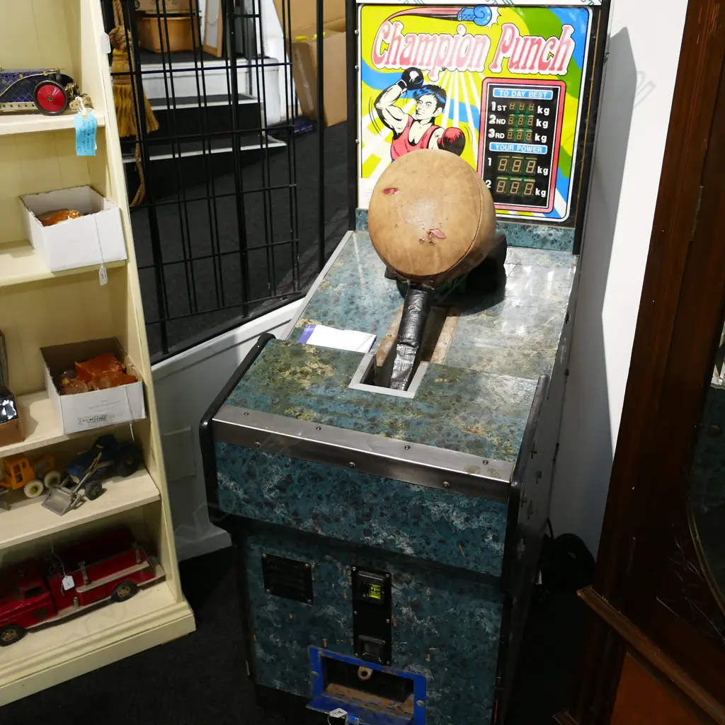 VINTAGE 'CHAMPION PUNCH' ARCADE MACHINE WORKING  Image 1++