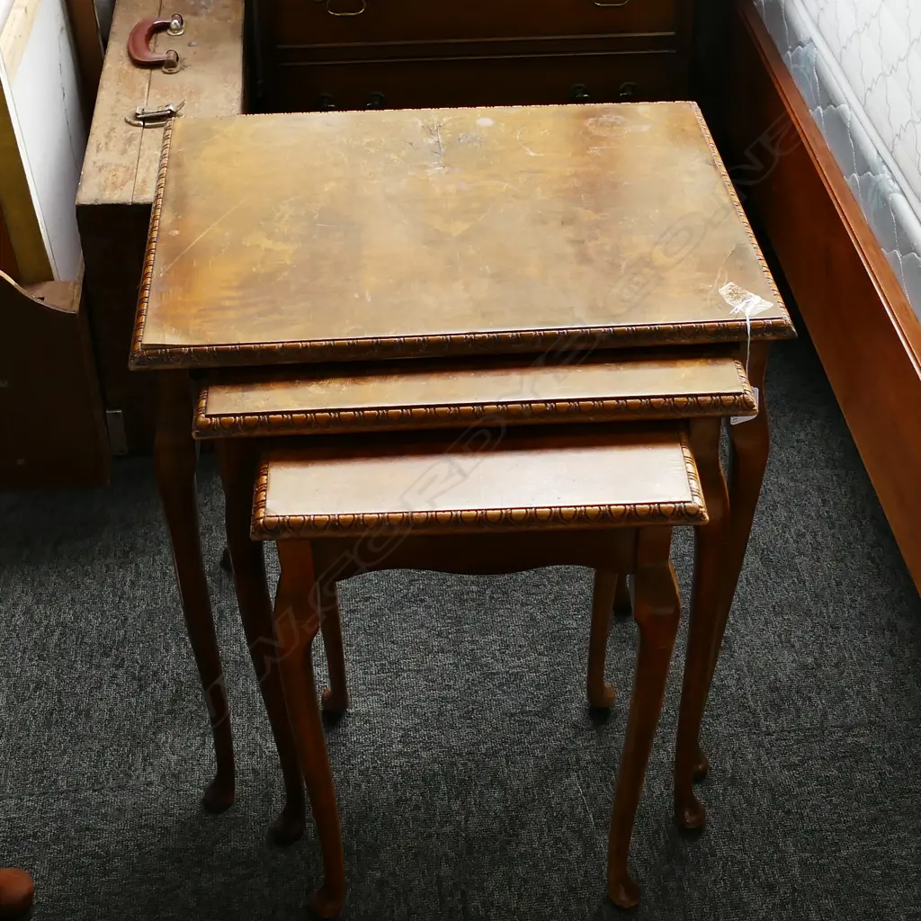 NEST OF THREE TABLES Image 1++