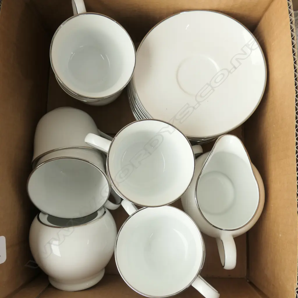 R/DOULTON ASST SIMPLY PLATINUM 18 PC Image 1++