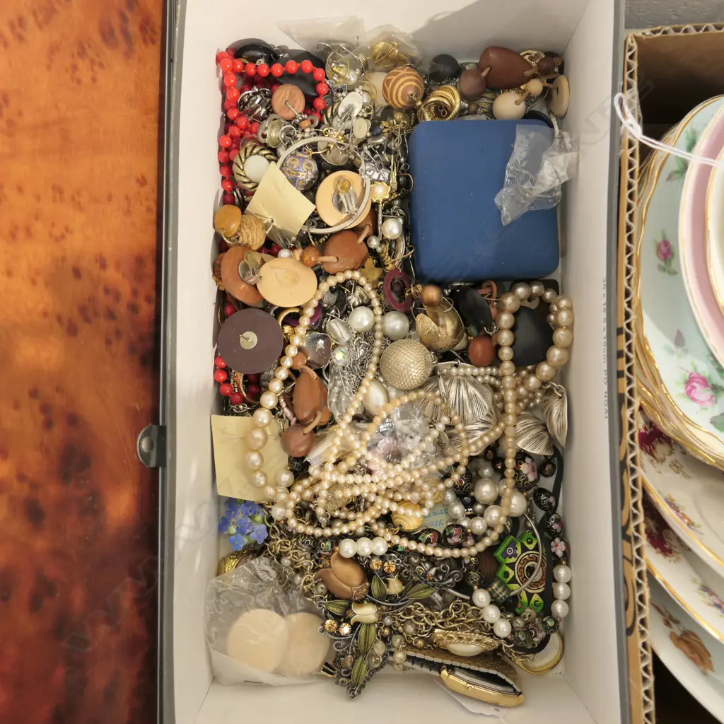 BOX LOT COSTUME JEWELLERY Image 1++