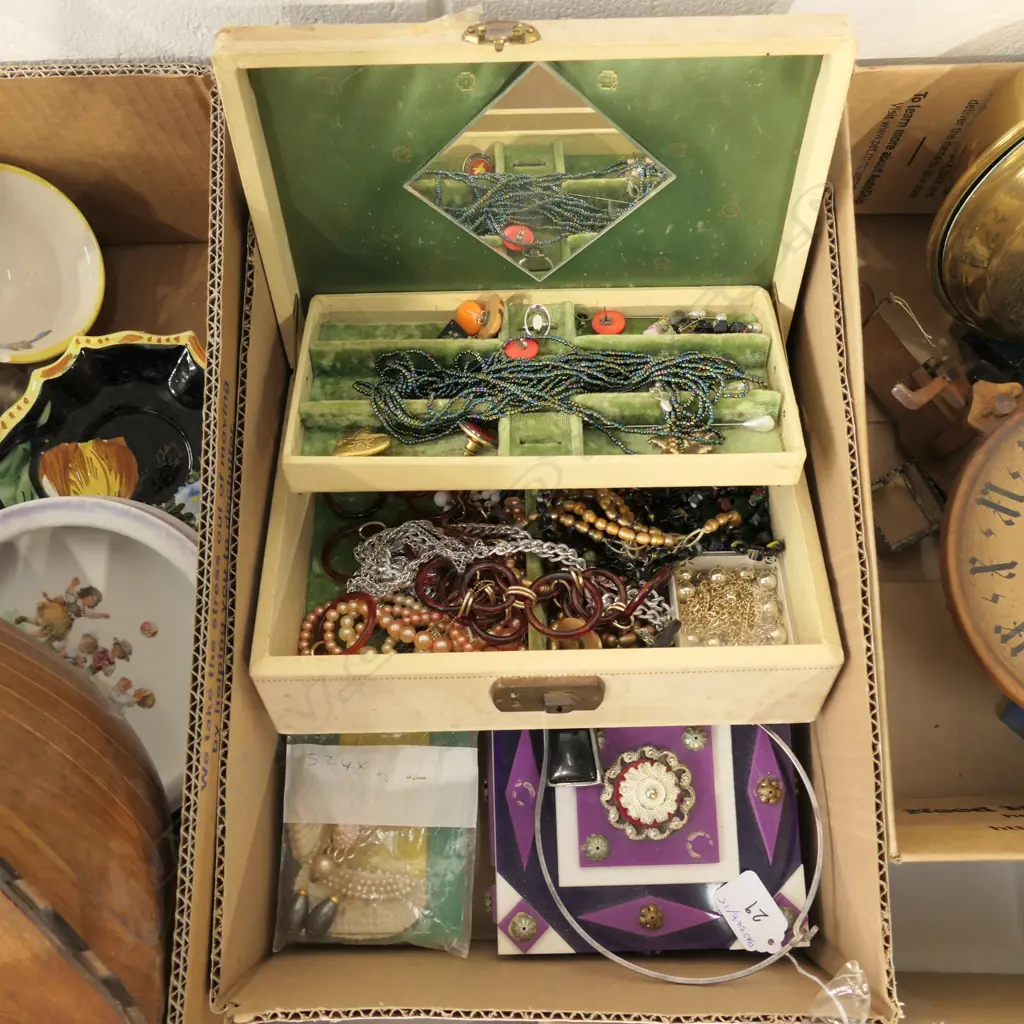 LOT ASST COSTUME JEWELLERY & JEWELLERY BOXES Image 1++