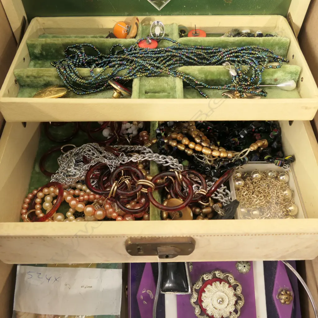 LOT ASST COSTUME JEWELLERY & JEWELLERY BOXES Image 1++
