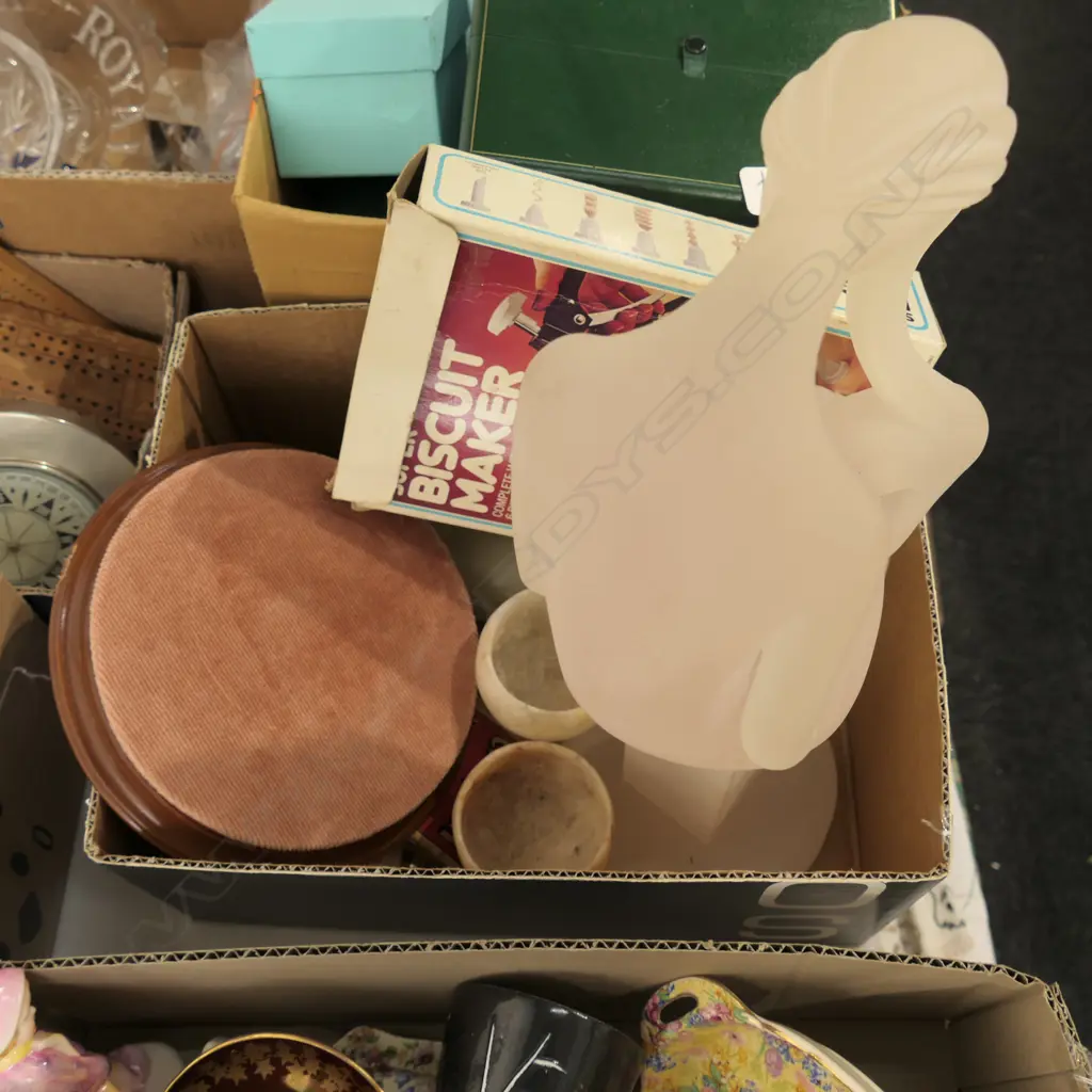 LOT ASST INCL. RESIN NUDE FIGURE ETC Image 1++