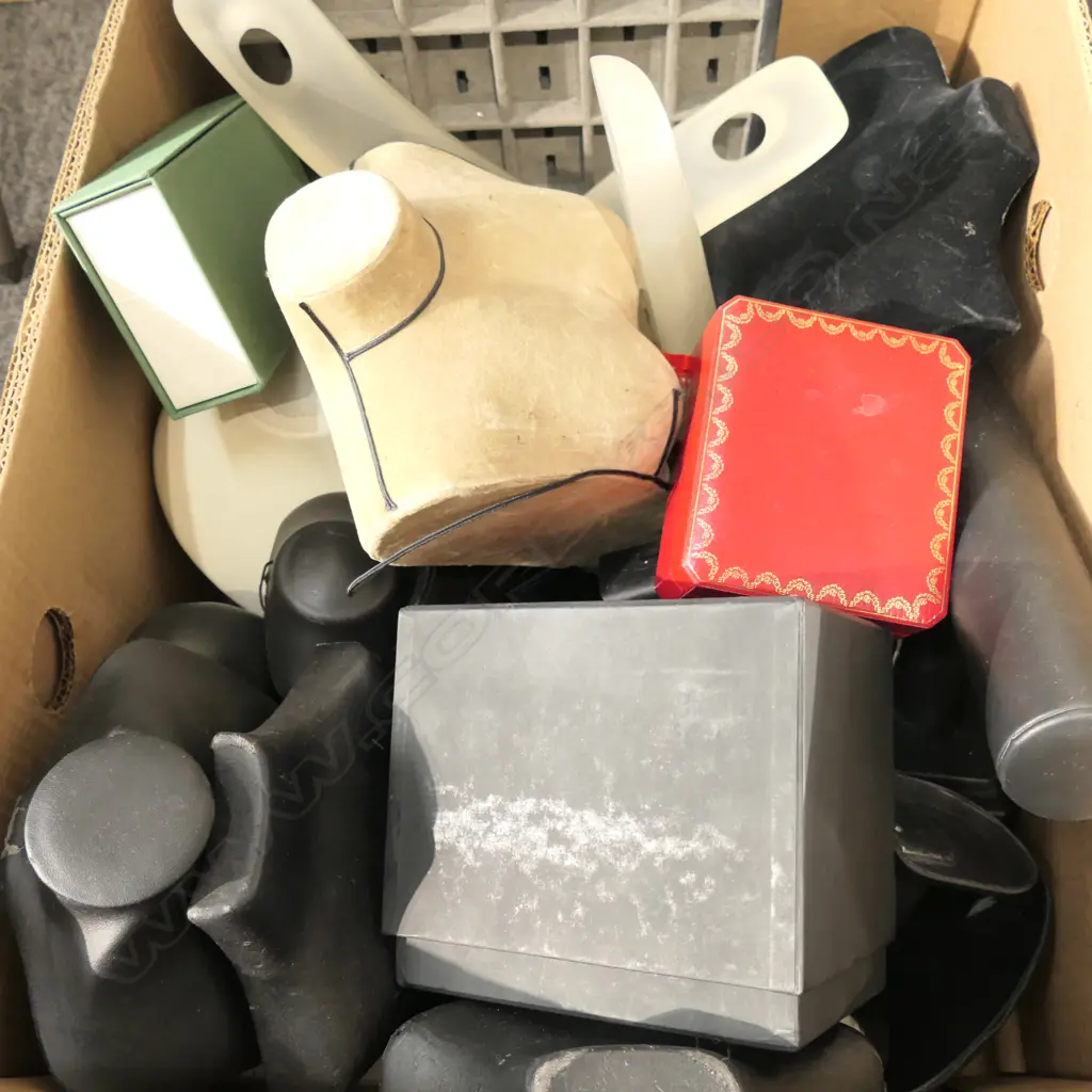 BOX OF BLACK/MIXED DISPLAY ITEMS, INCLUDES RED CARTIER WRIST WATCH BOX Image 1++