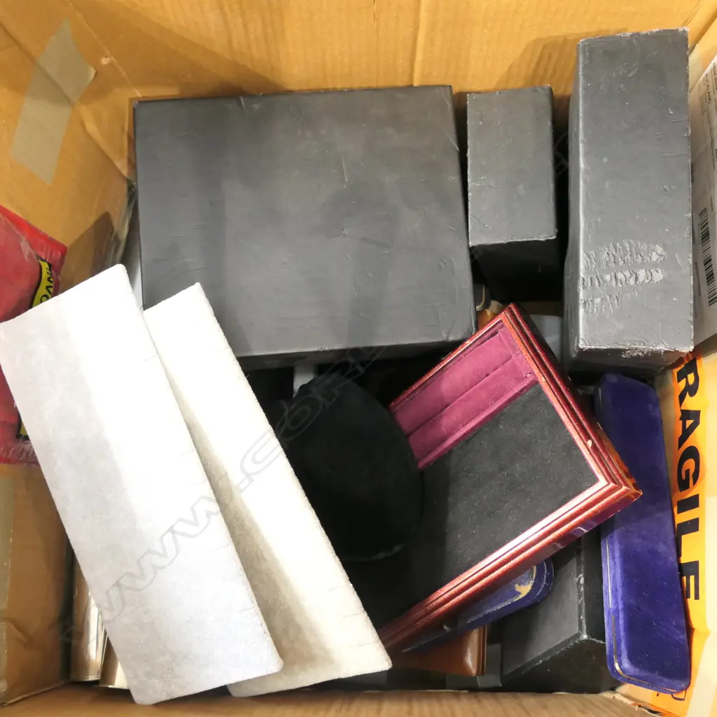 BOX OF OLD BOXES & DISPLAY ITEMS Image 1++