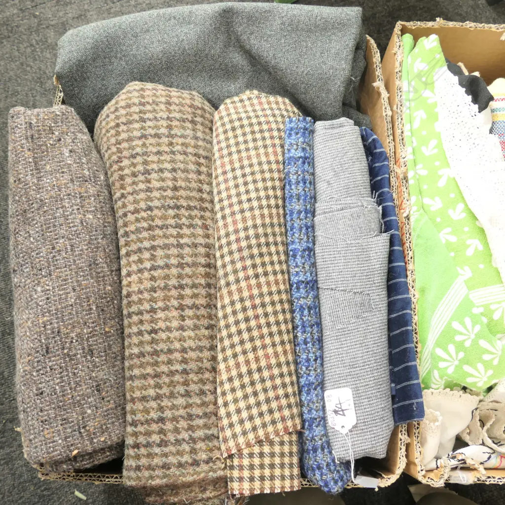 BOX VINTAGE WOOL PLUS BOX ASSORTED LINEN Image 1++