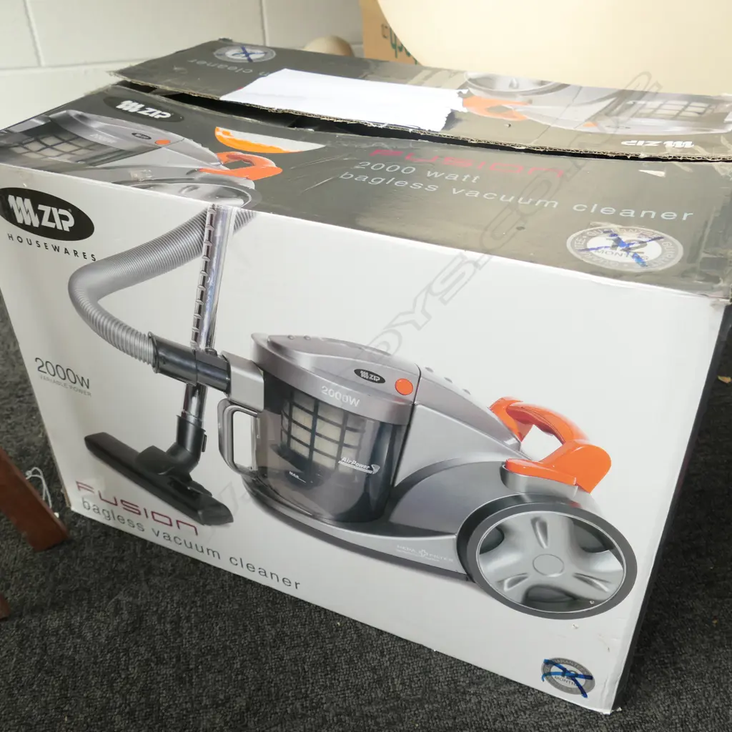 BAGLESS VACUUM CLEANER 2000M. UNTESTED./ AS NEW Image 1++