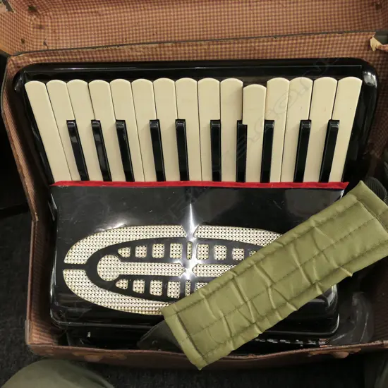 SERENELLI ACCORDION IN BROWN CASE 400MM W