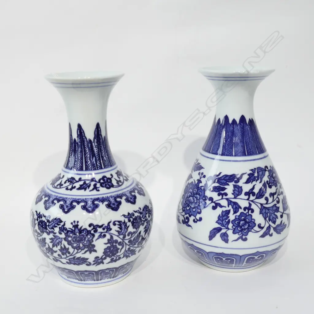 2 ANTIQUE STYLE CHINESE VASES BLUE & WHITE H.205mm Image 1++