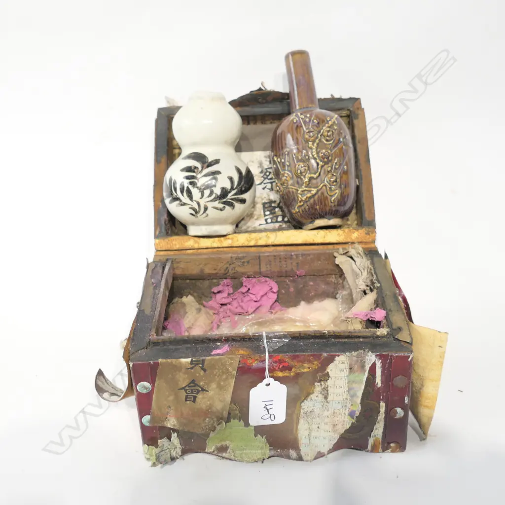 CHINESE OLD STYLE TRUNK + 2 CHINESE VASES Image 1++