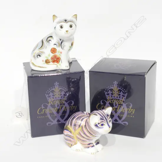 2 ROYAL CROWN DERBY KITTEN BOXED PAPERWEIGHTS
