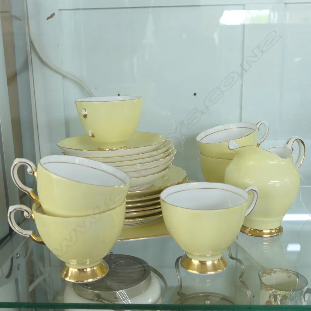 6 YELLOW TUSCAN TRIOS ONE AF PLUS PLATE AND JUG Image 1++