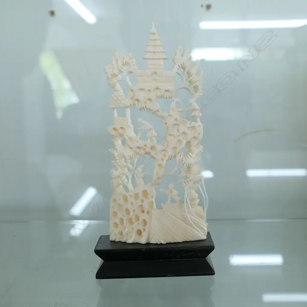 IVORY CHINESE FIGURE Image 1++