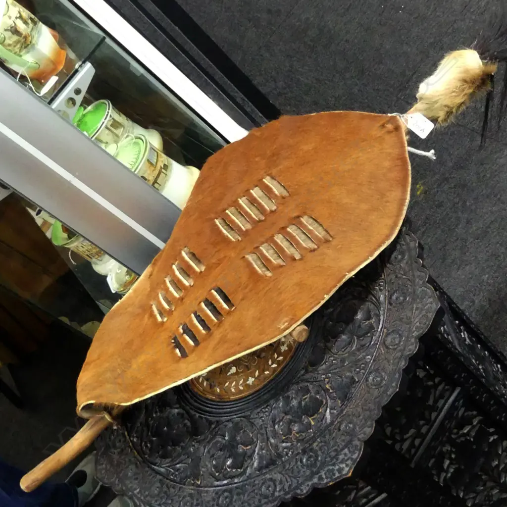 TRIBAL COWHIDE SHIELD H. 900MM Image 1++