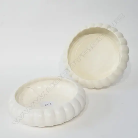 2 CROWN LYNN DISHES DIA. 180MM