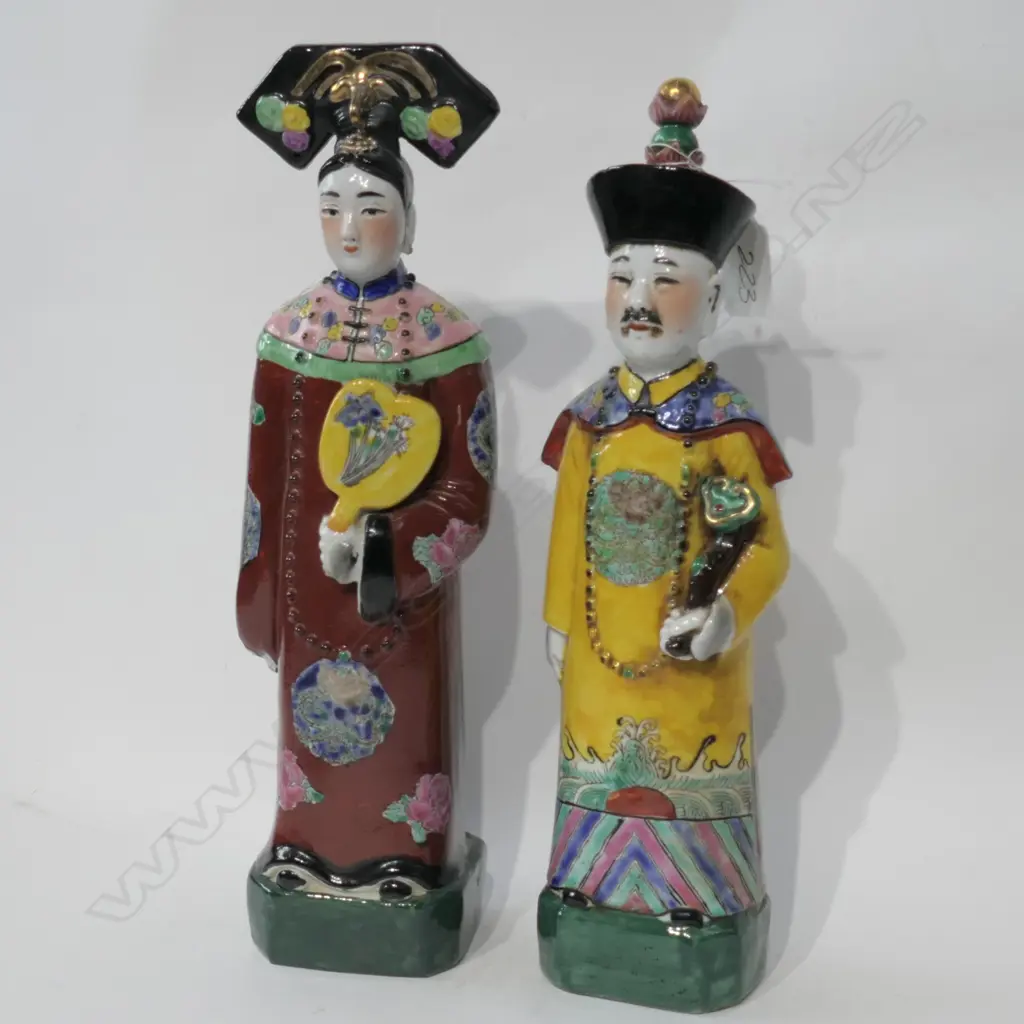 TWO STANDING PORCELIAN CHINESE FIQURINES GENTLEMAN & LADY Image 1++