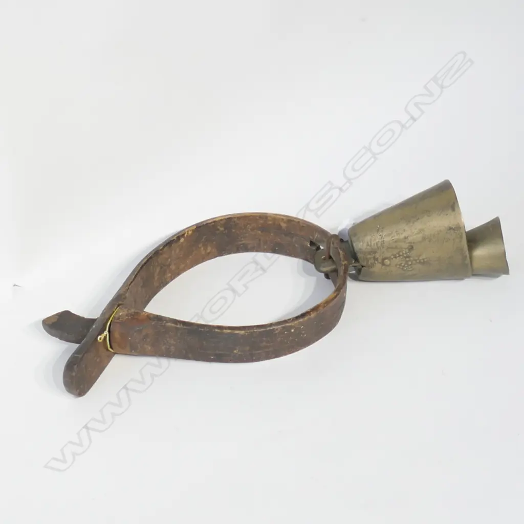 BRASS BELL ON BENTWOOD LOOP TOTAL H. 330MM Image 1++