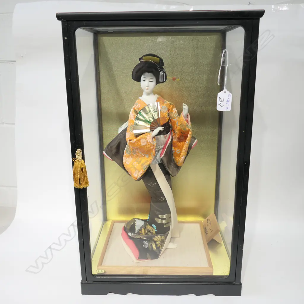 JAPANESE COSTUME DOLL IN CASE Image 1++