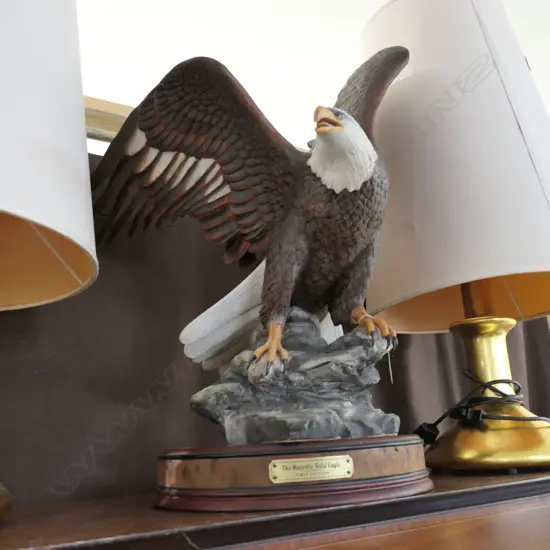 'MAJESTIC BALD EAGLE". PORCELAIN SCULPTURE ON STAND - FRANKLIN MINT H. 575MM