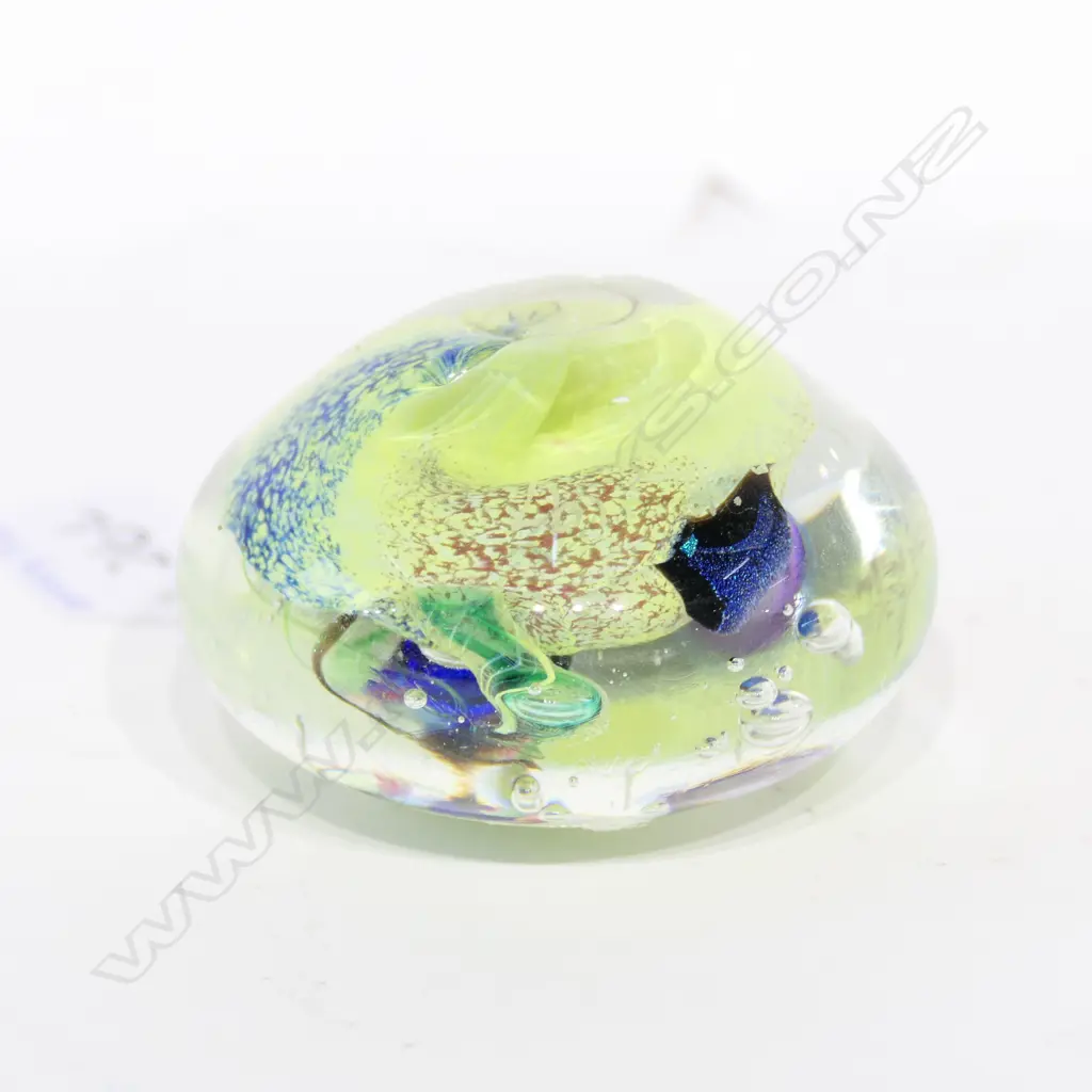 PETER VIESNIK SIGNED, ART GLASS PAPER WEIGHT Image 1++