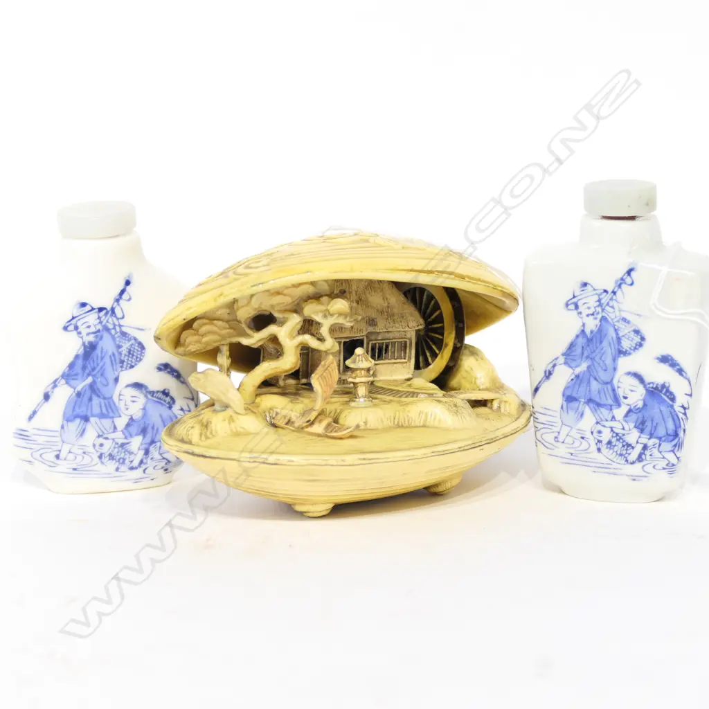 VINTAGE PLASTIC DREAM SHELL & 2 SNUFF BOTTLES Image 1++