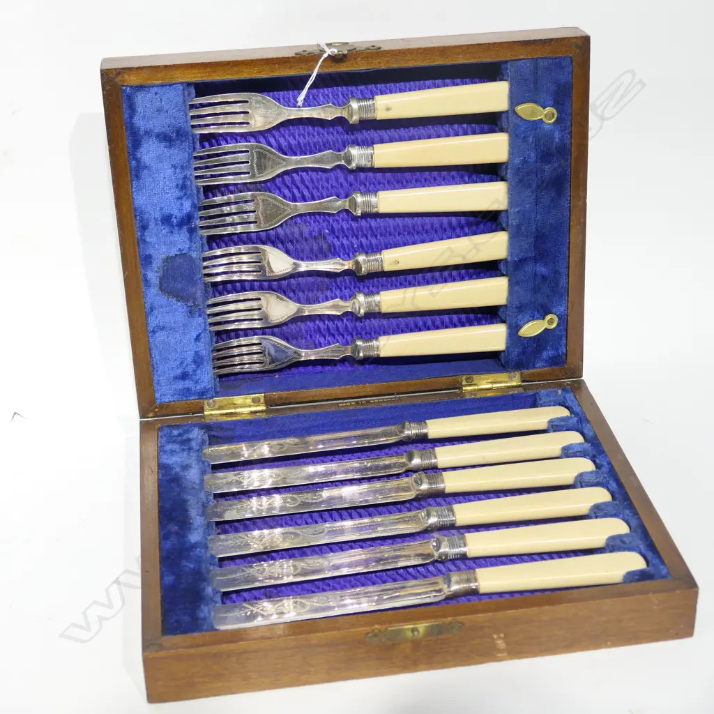 BOXED SET STG SILVER FISH FORKS, KNIVES EP Image 1++