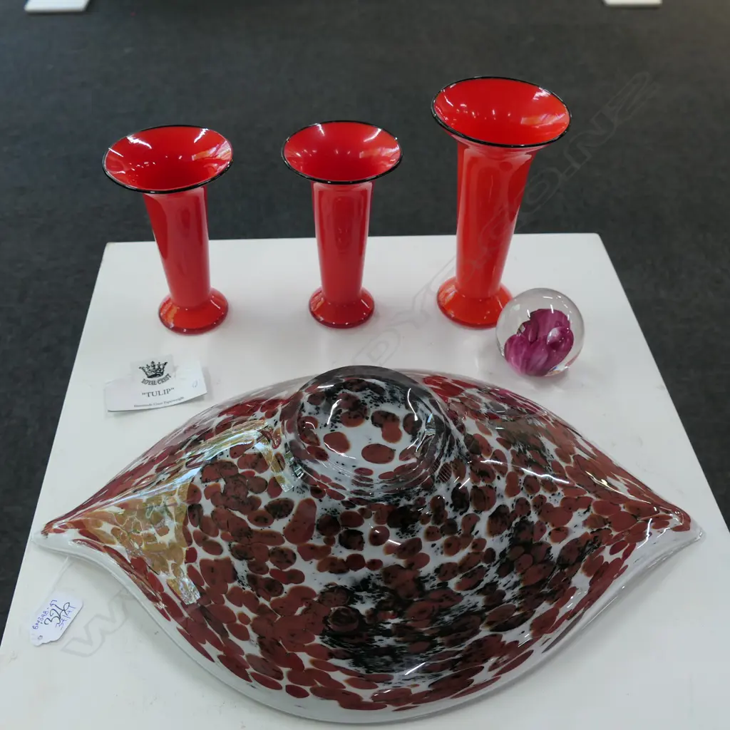 ART GLASS DISH WITH 3 VASES + PAPERWEIGHT Image 1++