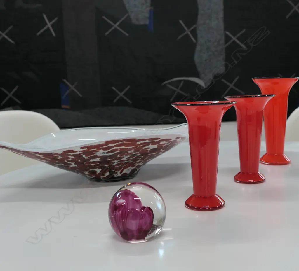 ART GLASS DISH WITH 3 VASES + PAPERWEIGHT Image 1++