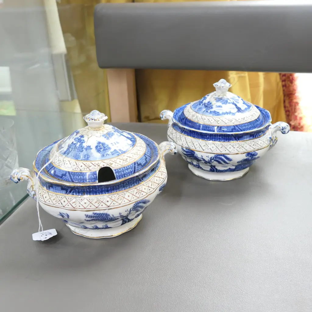 PAIR OF WILLOW PATTERN BOWLS WITH LID Image 1++