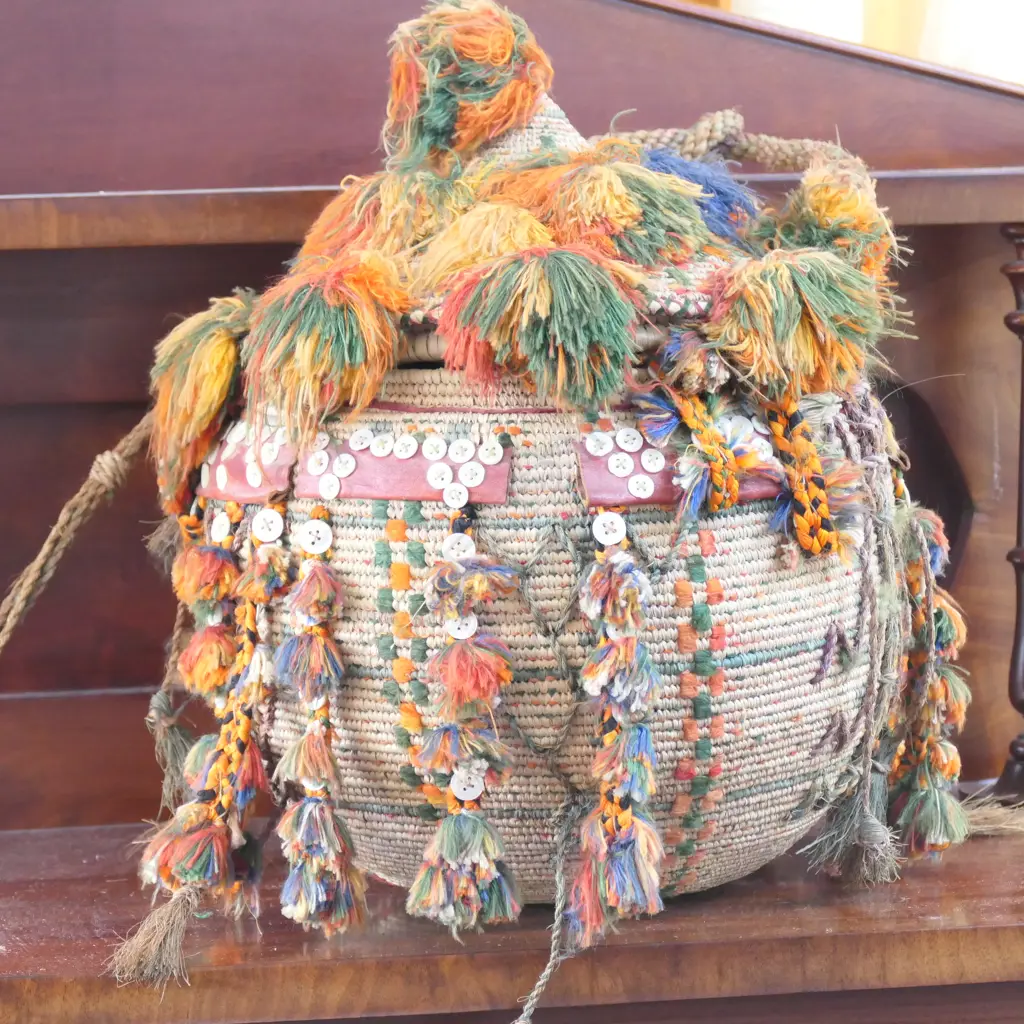 WOVEN / TASSELLED AFRICAN LIDDED BASKET DIA. 290MM Image 1++