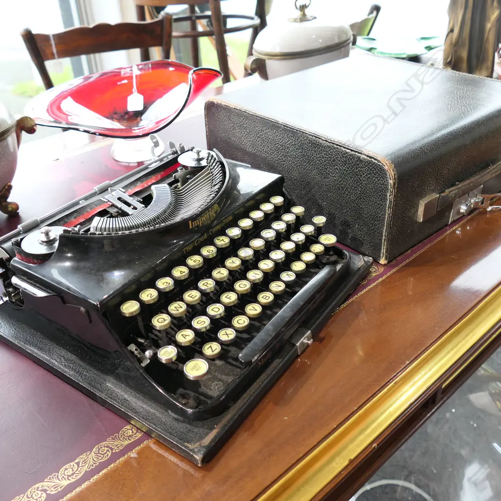 CASED IMPERIAL TYPEWRITER Image 1++