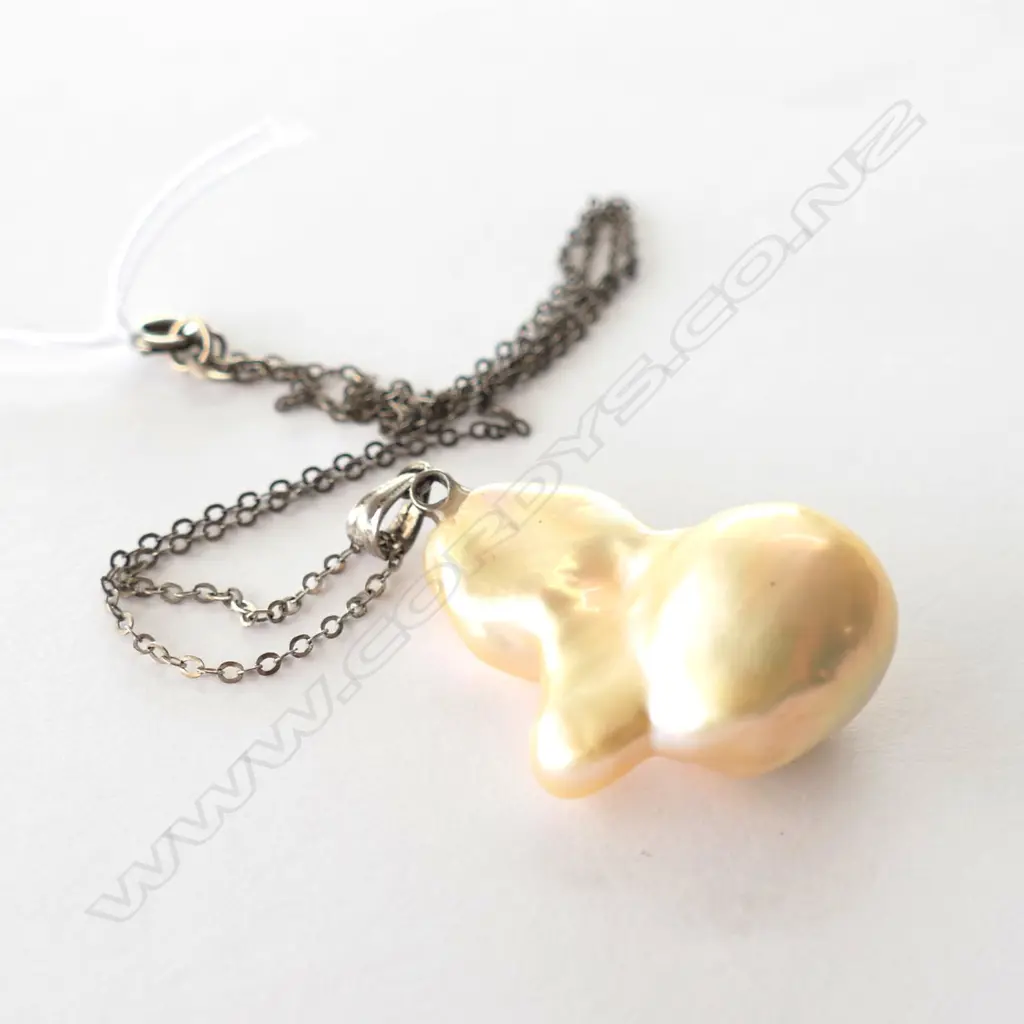 IMPRESSIVE BAROQUE PEARL PENDANT ON SILVER CHAIN Image 1++