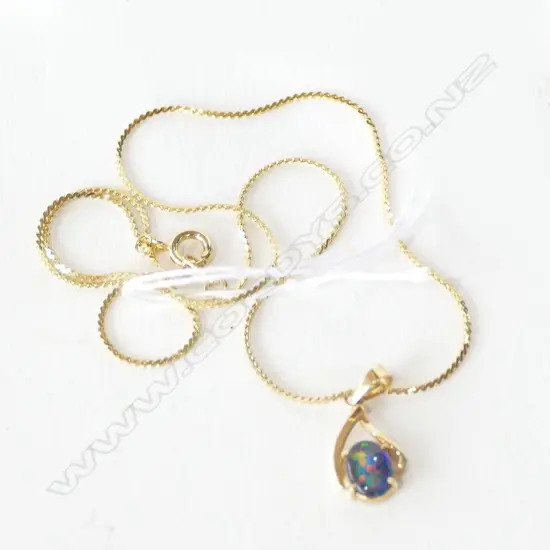 14CT YG TRIPLET OPAL PENDENT, GP CHAIN