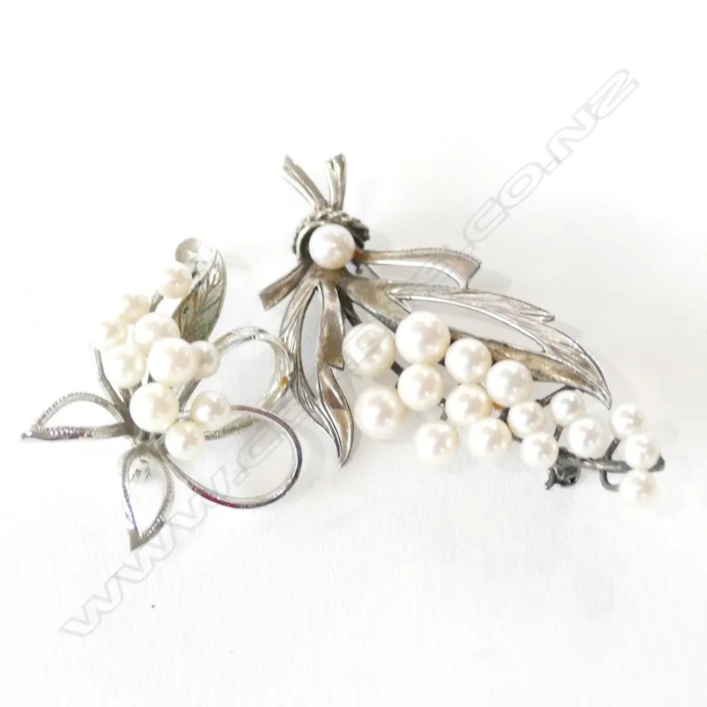 2 SILVER CULTURED PEARL BROOCHES Image 1++