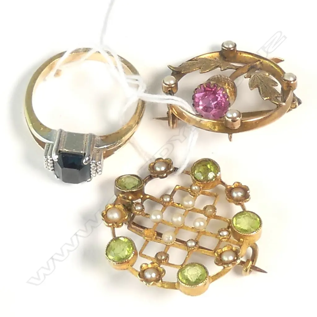 2 GOLD BROOCHES WITH SEED PEARLS, PLUS A BLUE STONE RING Image 1++