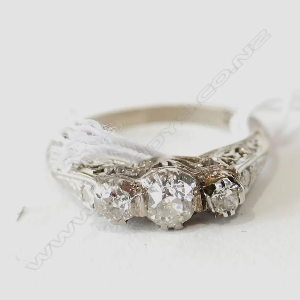 18CT 3 STONE DIAMOND RING C1930'S Image 1++