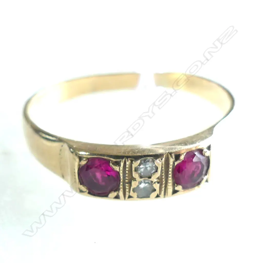 9CT GOLD AND RUBY RING Image 1++