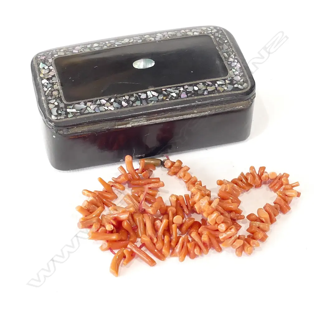 ANTIQUE RED CORAL NECKLACE & LACQUER SNUFF BOX Image 1++