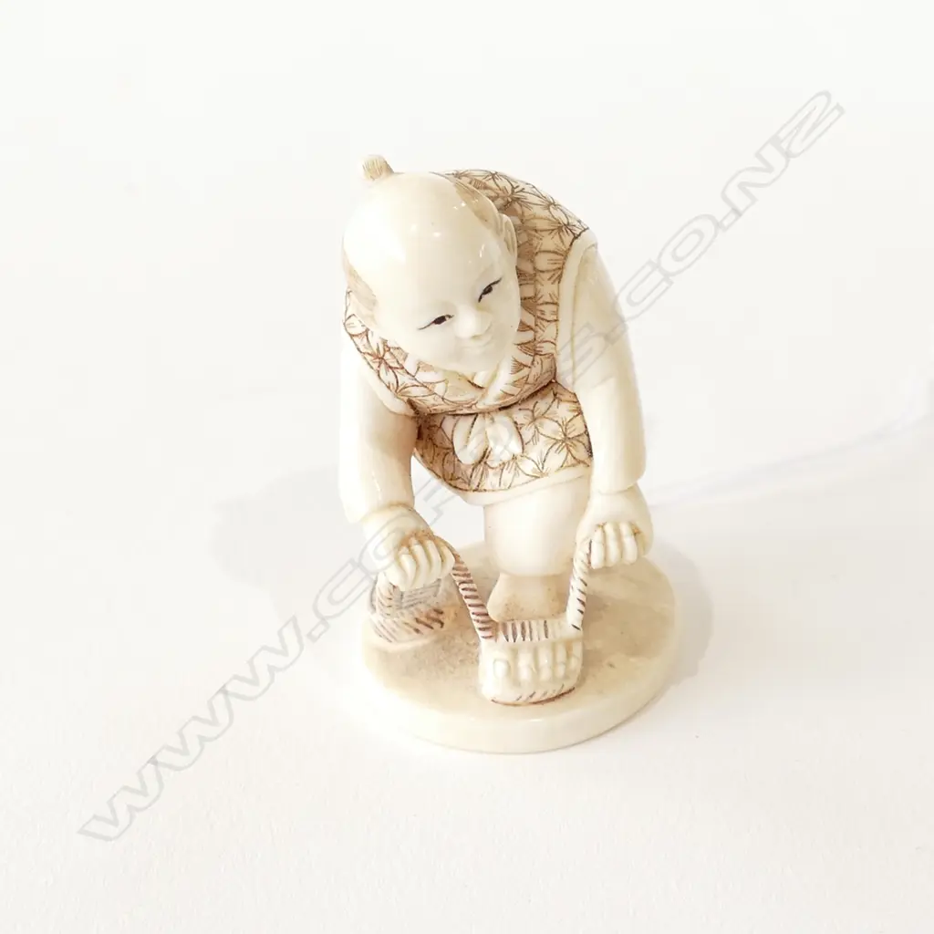 JAPANESE IVORY NETSUKE MAN TYING SANDAL  Image 1++