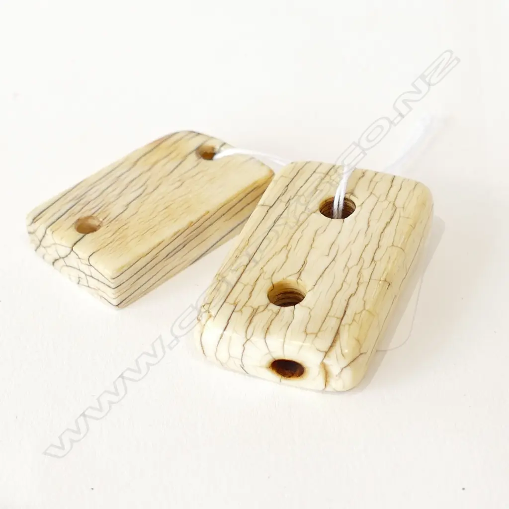 2 OLD IVORY TOGGLES RECTANGULAR Image 1++