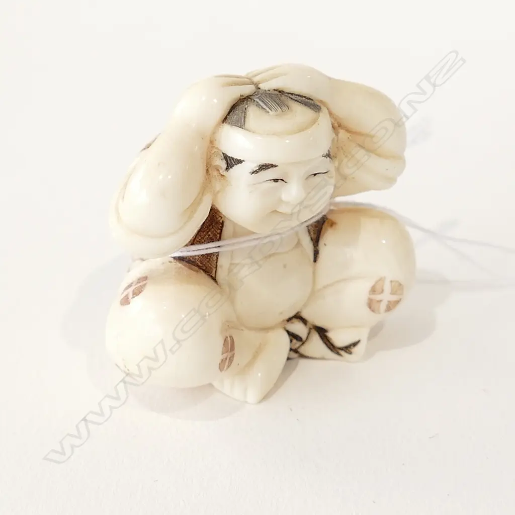 JAPANESE IVORY NETSUKE BOY HANDS TO HEAD Image 1++