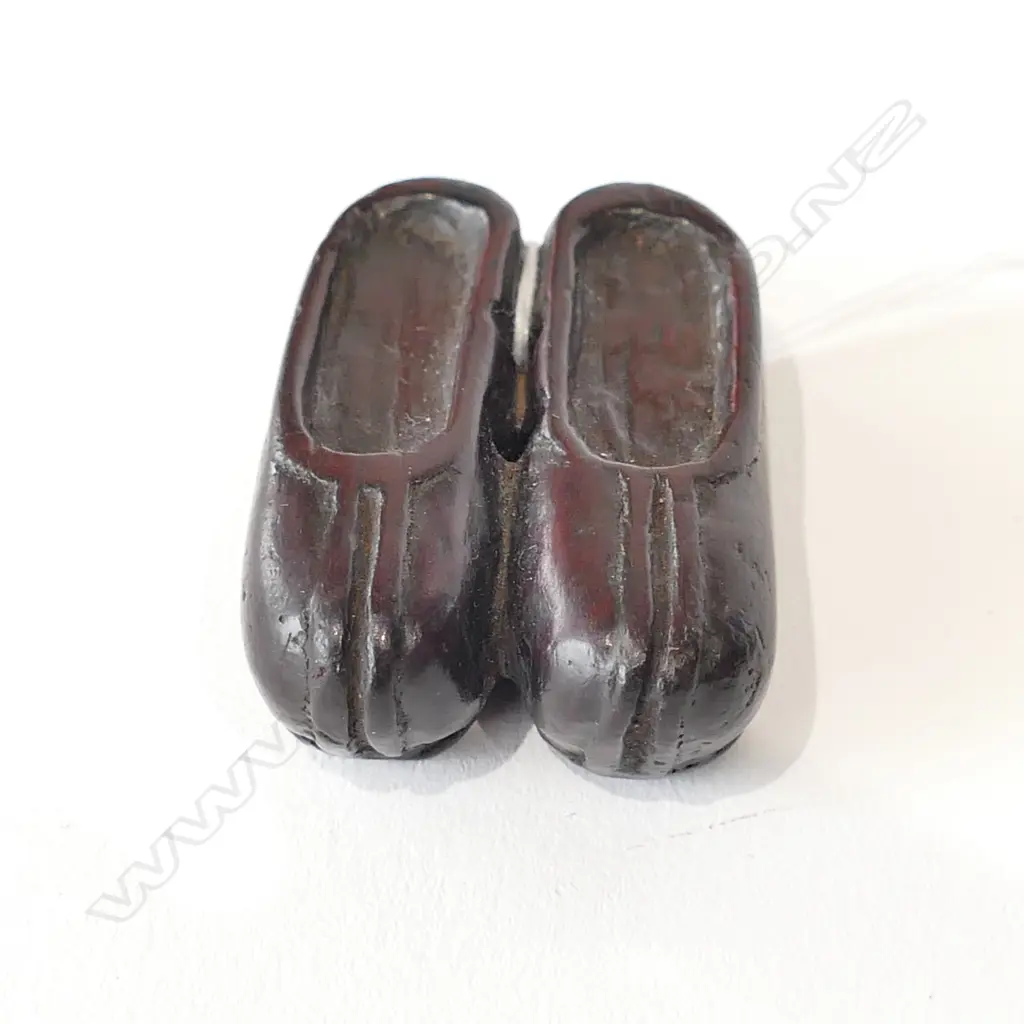 CHINESE NETSUKE AS A PR SHOES Image 1++