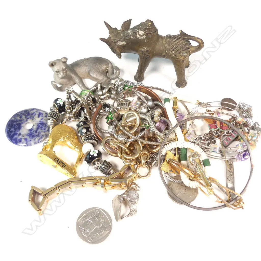 LOT ASST COSTUME JEWELLERY Image 1++