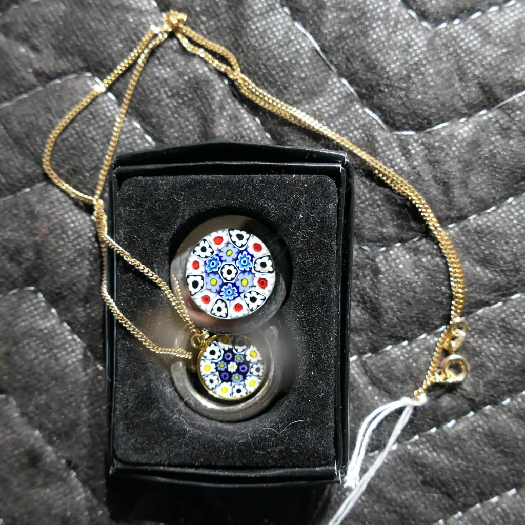 9CT GOLD CHAIN 2.1 GMS, WITH PIQUE A JOUR PENDENT; & KEY RIING Image 1++