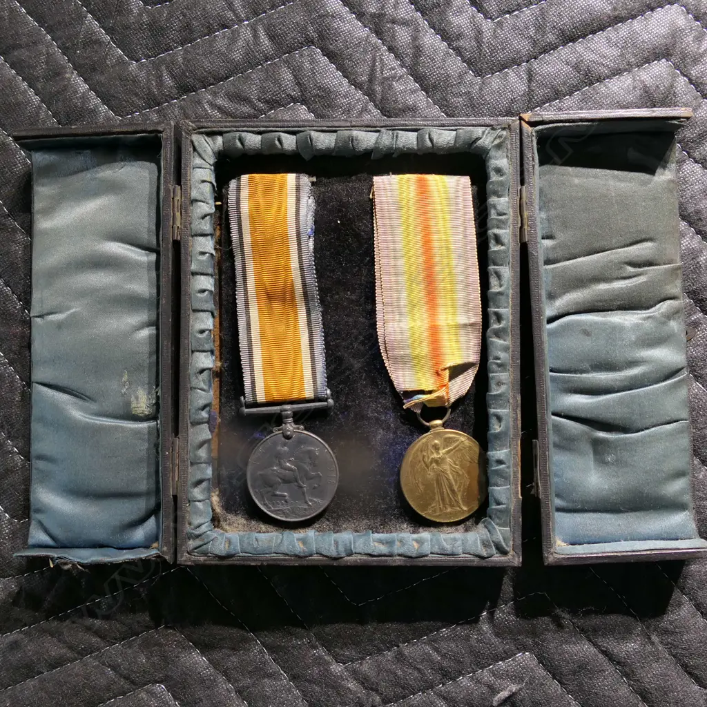 SET OF GREAT WAR MEDALS IN PRESENTATION CASE Image 1++