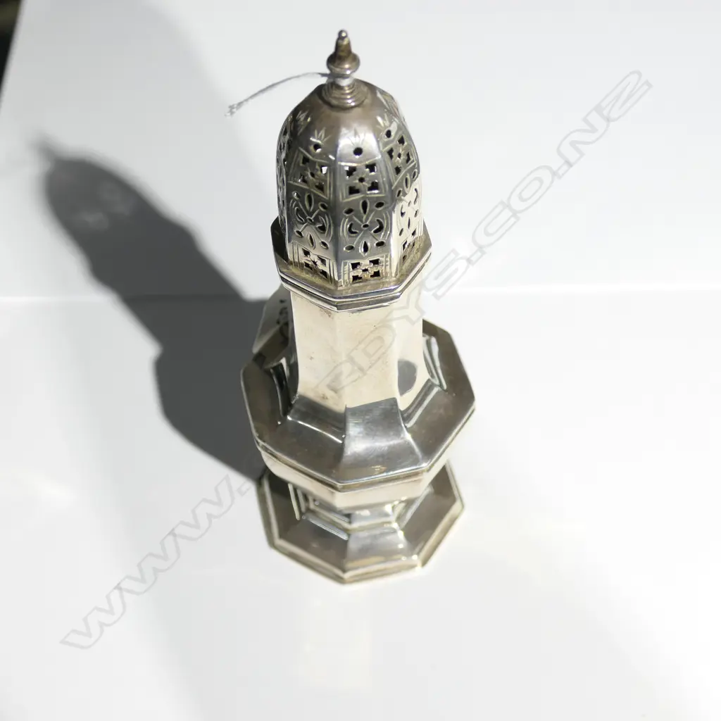 SILVER OCTAGONAL SUGAR CASTOR LONDON 1932 Image 1++