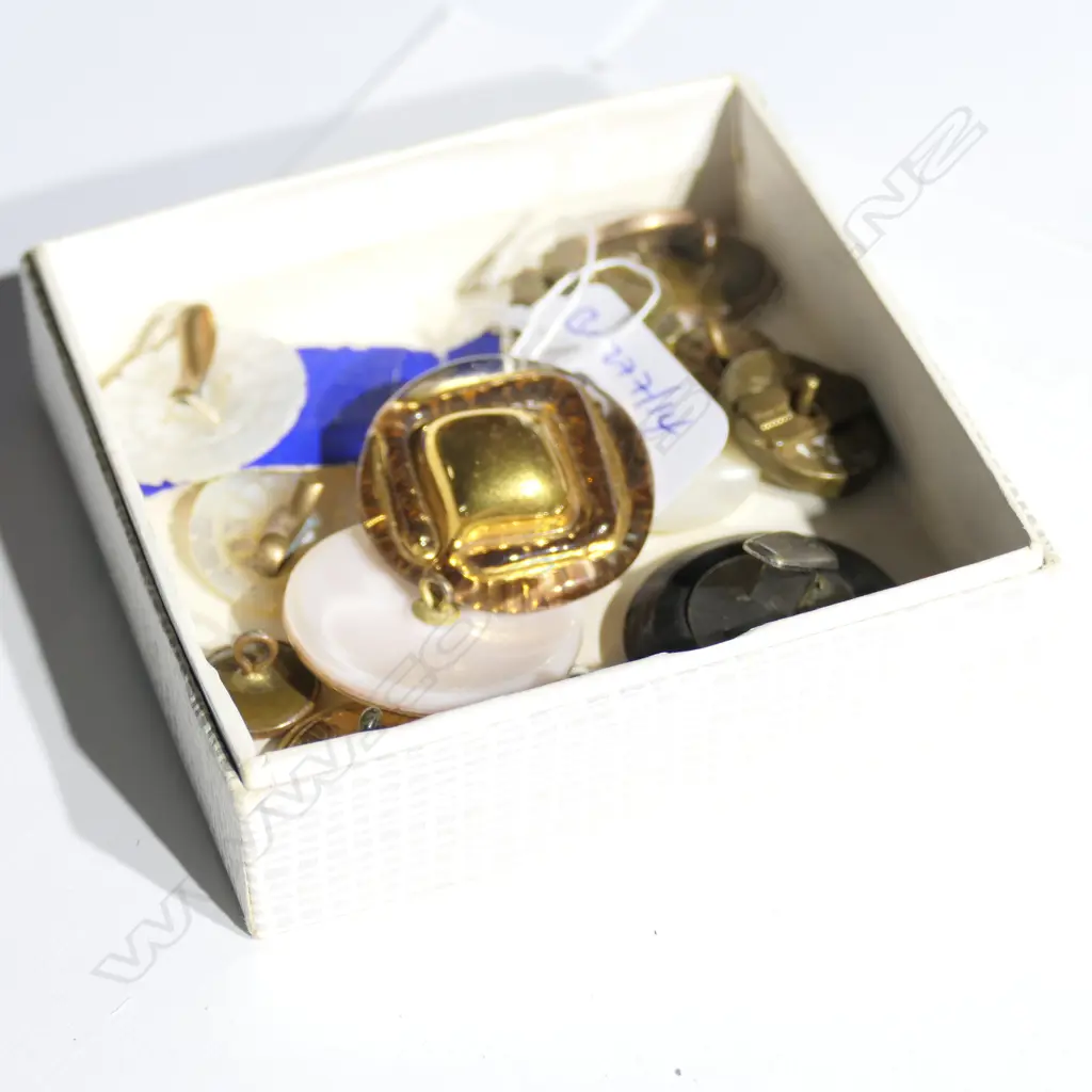 LO ASST ANTIQUE BUTTONS 16 Image 1++