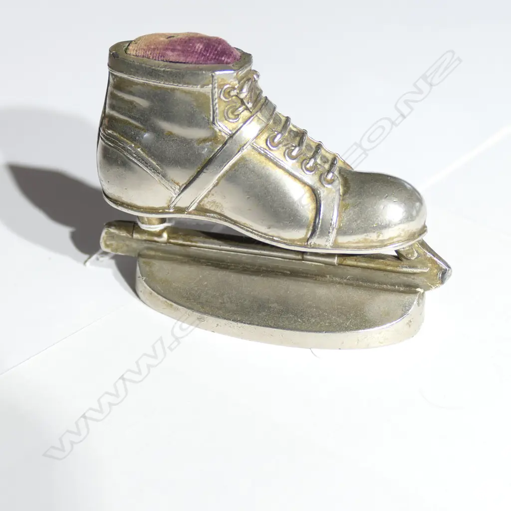 ICE SKATE PIN CUSHION Image 1++
